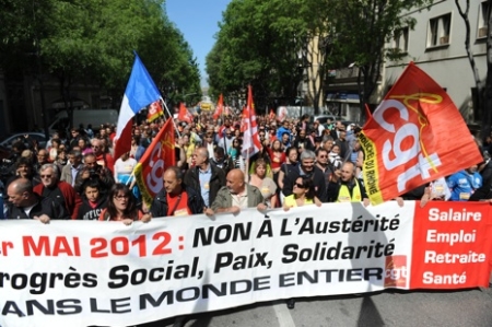 Manifestants avec banderole, slogan "1er Mai 2012: non a l'austerite, Progres social, Paix, Solidarite dans le monde entier "