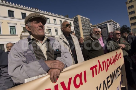 1427891491-pensioners-demonstrate-in-athens-against-cuts-to-pensions-greece_7259226