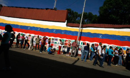 Venezuelans queue for food