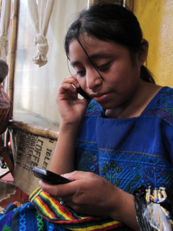 guatemala-girl-cell-phone
