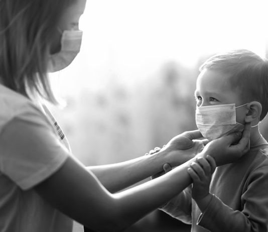 O dano de mascarar crianças pode ser irreparável