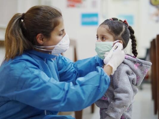 O abuso infantil covidiano com as máscaras escolares está de volta