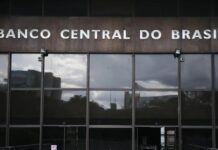 Começando pelos bancos centrais, é uma falácia afirmar que existem entidades estatais independentes