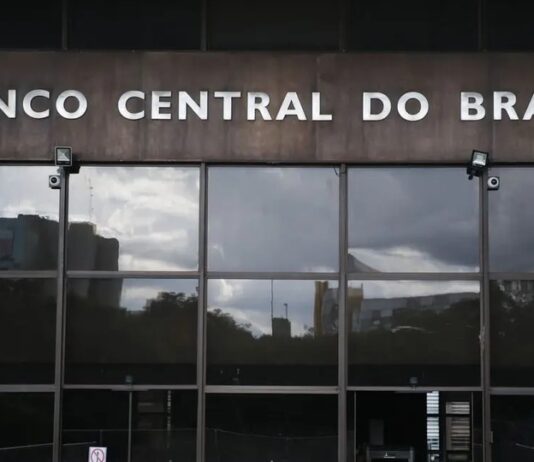 Começando pelos bancos centrais, é uma falácia afirmar que existem entidades estatais independentes