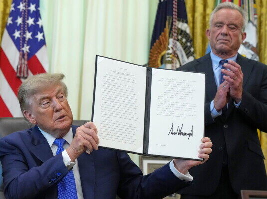 A vacinação infantil em diversos países e o que Trump está tentando alterar nos EUA